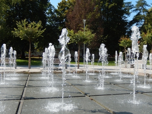 water-fountain-flowing-in-park-4608x3456_98820
